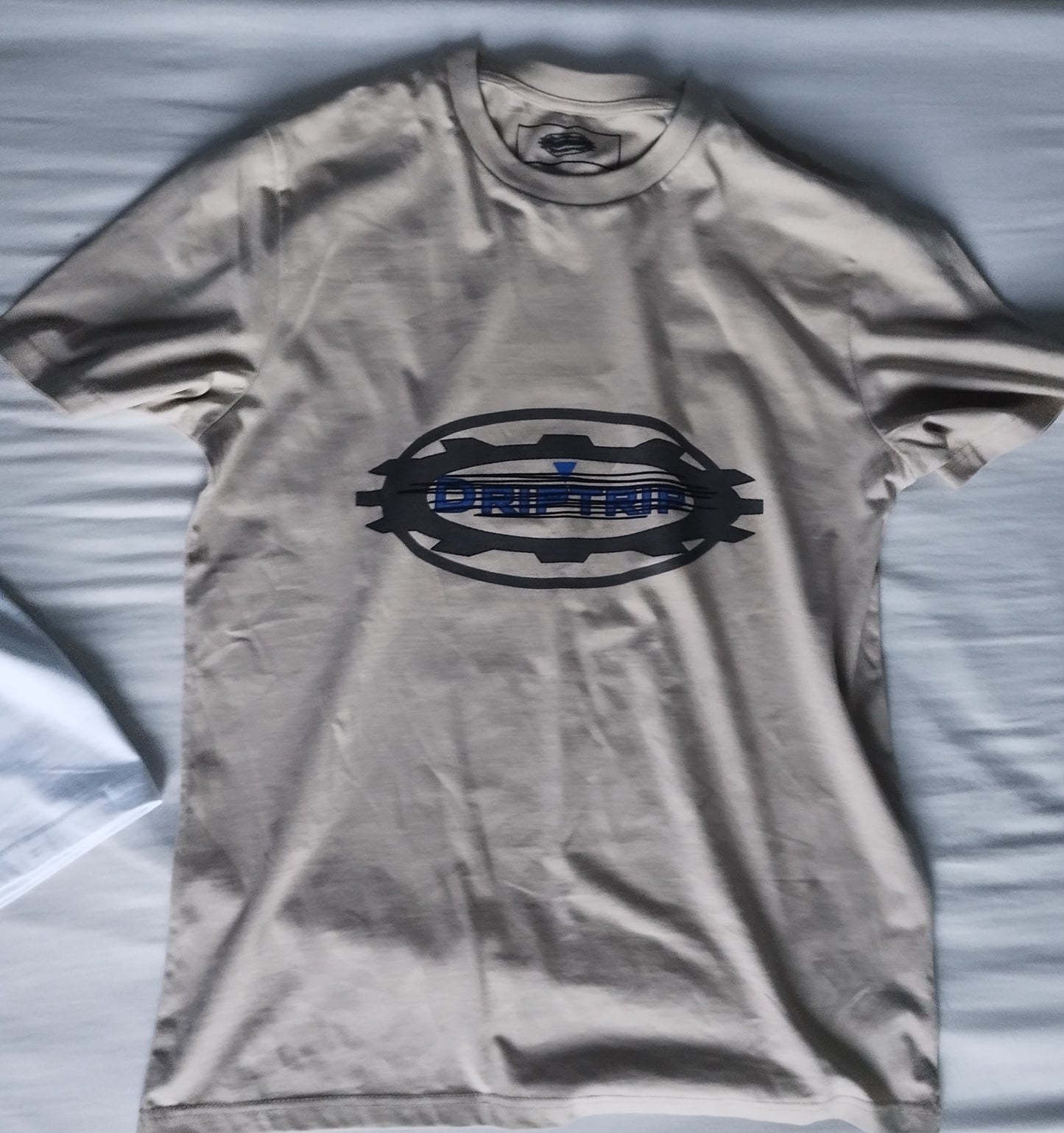 t-shirt driptrip edizione premium design streetwear essenziale su sfondo bianco, vestibilità comoda e vibe premium.